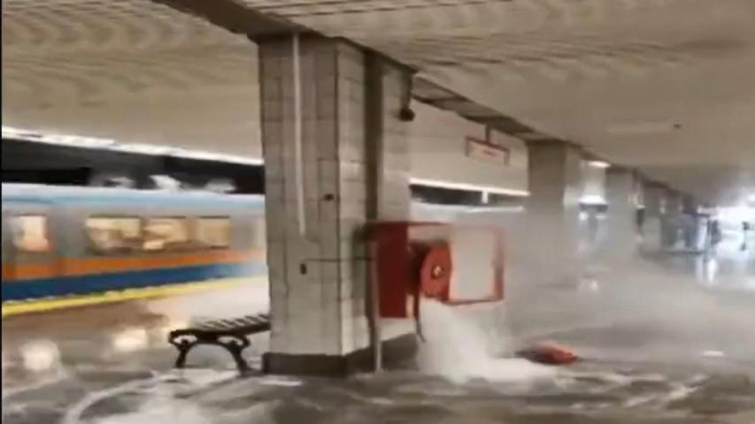Su alırken vana kırıldı Metro istasyonu sular altında kaldı