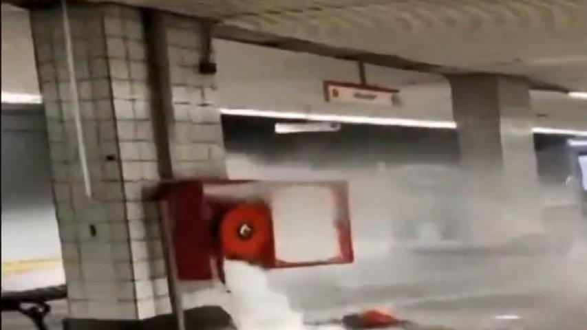 Su alırken vana kırıldı Metro istasyonu sular altında kaldı