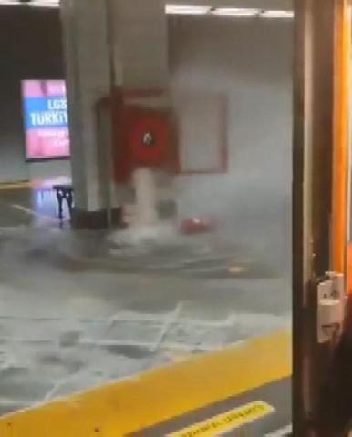 Su alırken vana kırıldı Metro istasyonu sular altında kaldı