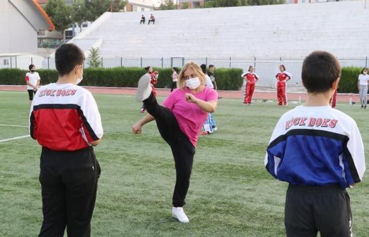 Bir kadın tek başına ne yapabilecek diyenlere inat bir kente kick boksu sevdirdi