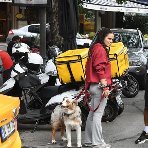 Aslı Bekiroğlu köpeğiyle mini şov yaptı