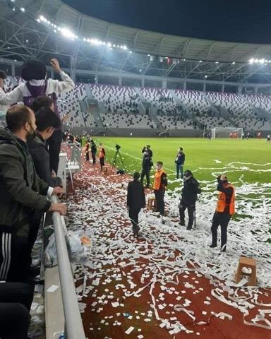 Ayet yazılı konfetileri sahaya atan 4 taraftara gözaltı