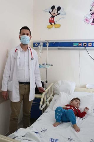 19 aylık Muratın midesinden 17 boncuk mıknatıs çıkarıldı