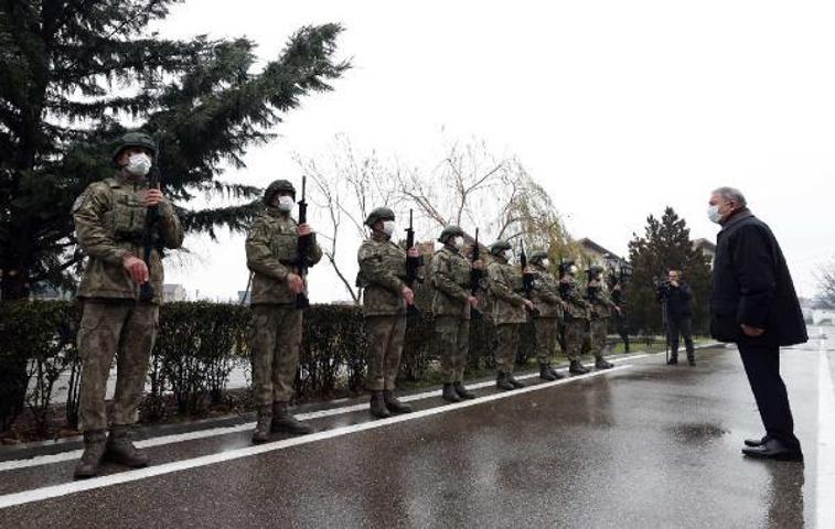 Bakan Akar, Kosova’da Mehmetçik ile bir araya geldi