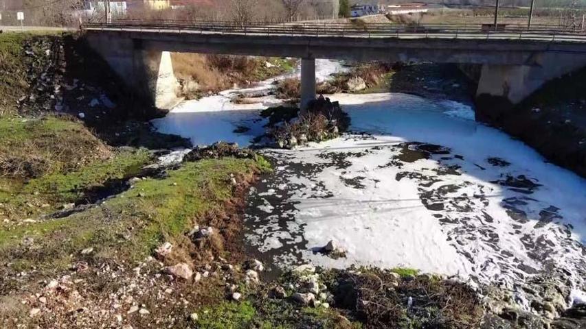 Türkiyenin tersine akar tek akarsuyu: Kirlilikten köpürdü