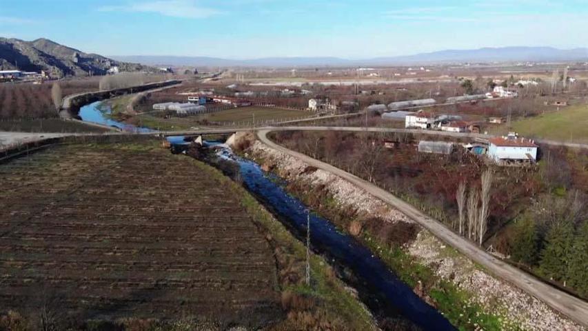 Türkiyenin tersine akar tek akarsuyu: Kirlilikten köpürdü