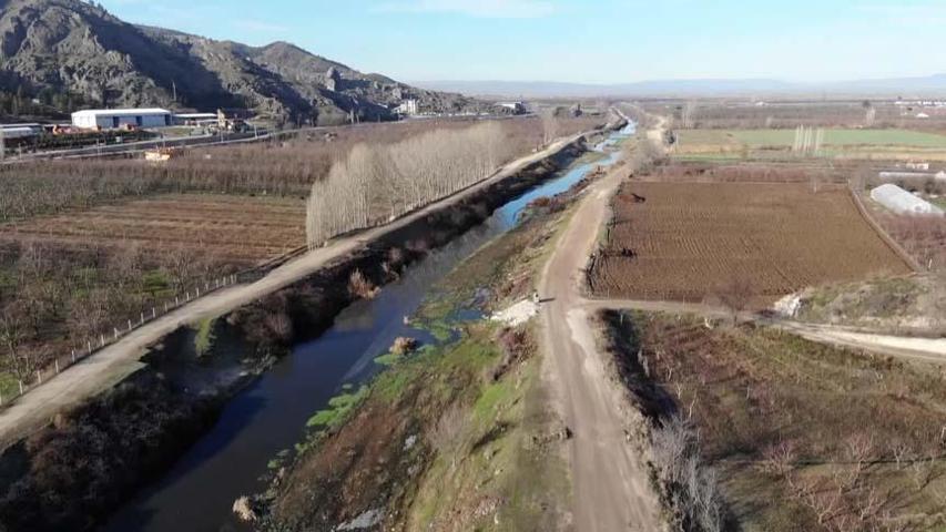 Türkiyenin tersine akar tek akarsuyu: Kirlilikten köpürdü