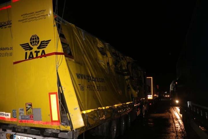 Hamzabeyli Sınır Kapısı’nda şiddetli rüzgar ve kar sebebiyle tırlar zarar gördü