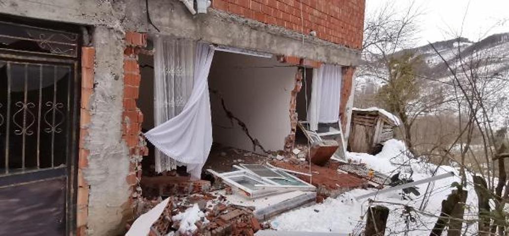 Mahallede heyelan: 2 ev boşaltıldı, 10 ev tehlike altında