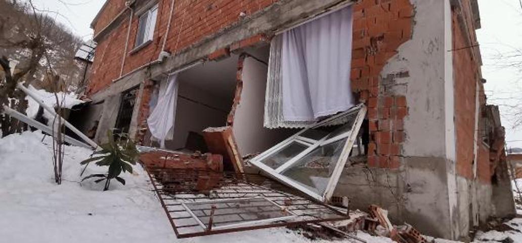Mahallede heyelan: 2 ev boşaltıldı, 10 ev tehlike altında