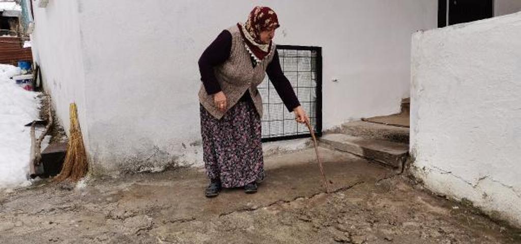 Mahallede heyelan: 2 ev boşaltıldı, 10 ev tehlike altında