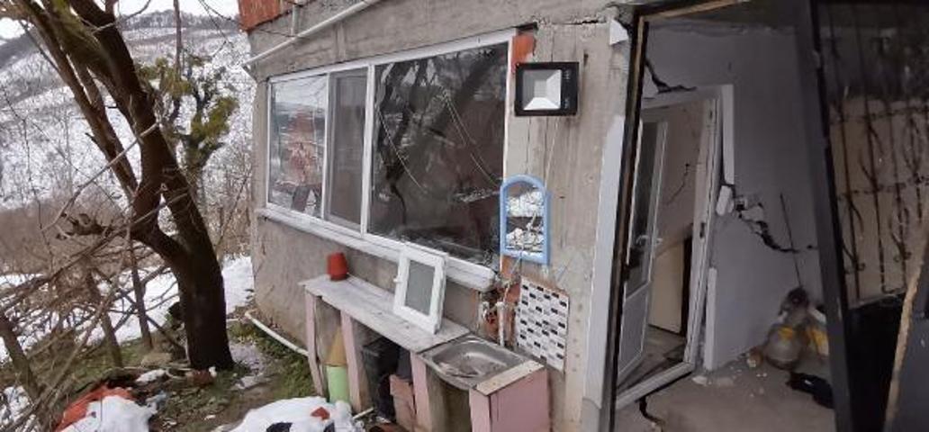 Mahallede heyelan: 2 ev boşaltıldı, 10 ev tehlike altında