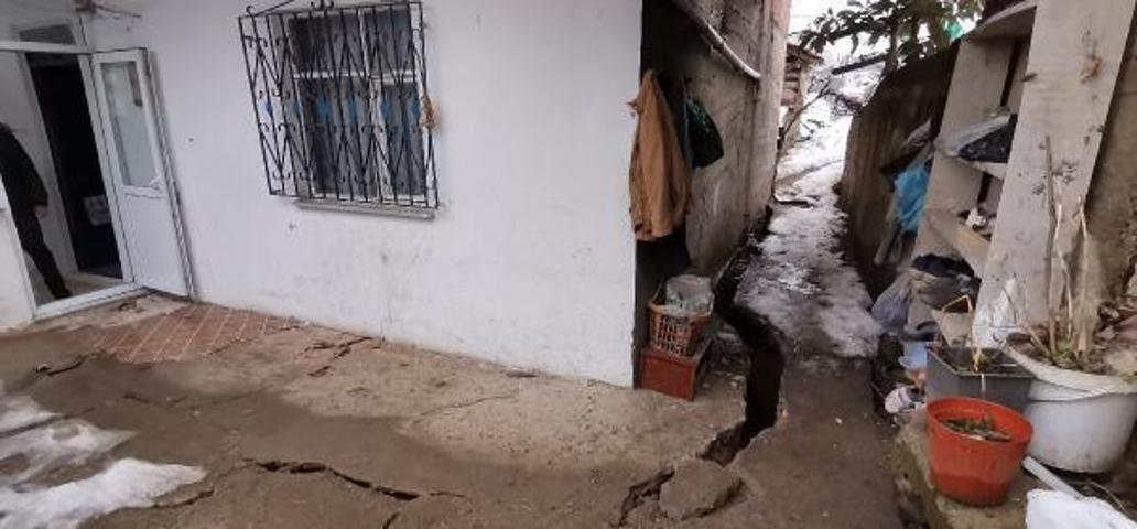 Mahallede heyelan: 2 ev boşaltıldı, 10 ev tehlike altında