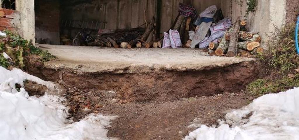 Mahallede heyelan: 2 ev boşaltıldı, 10 ev tehlike altında