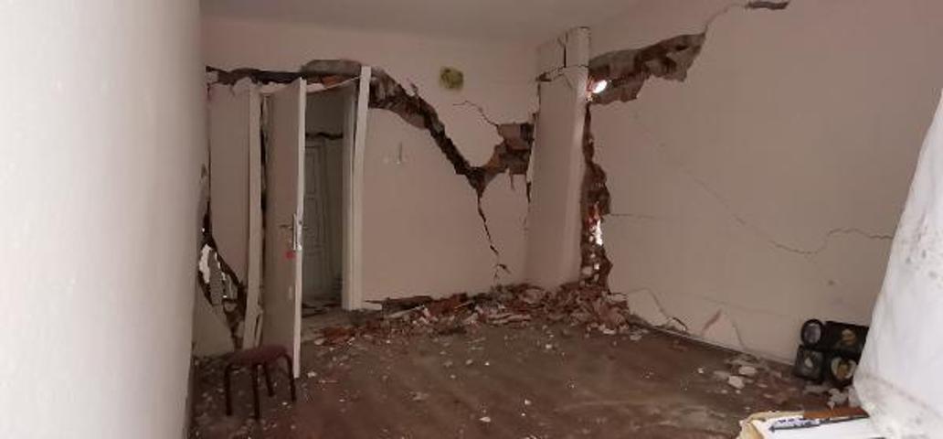 Mahallede heyelan: 2 ev boşaltıldı, 10 ev tehlike altında