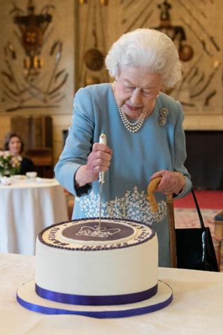 İngiltere Kraliçesi II. Elizabeth tahtının varisini açıkladı
