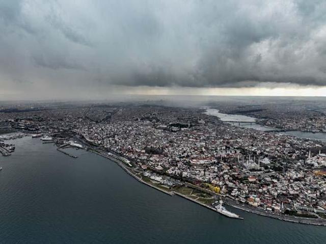 İstanbul’u kara bulutlar kapladı
