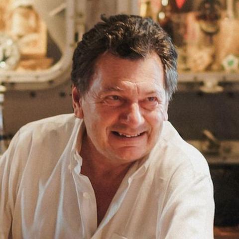 Vedat Milor takipçisine verdiği cevapla gündeme geldi
