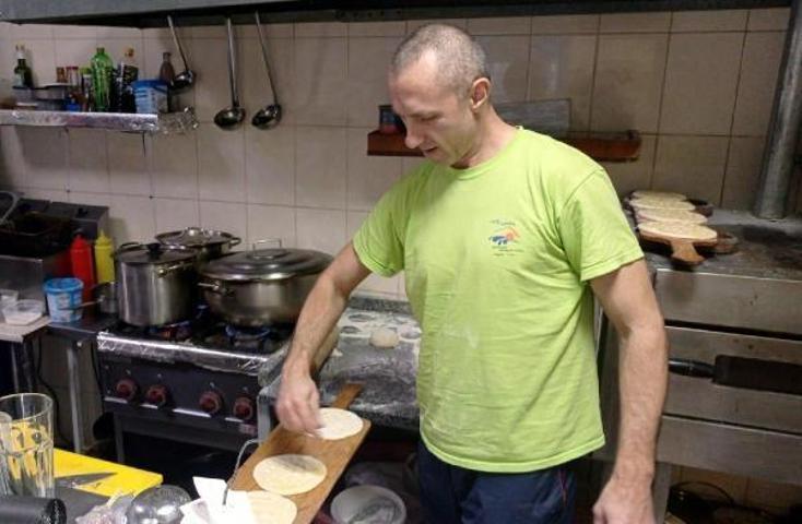 Ukraynada yaşayan Türk aşçı, sığınakta askerler için yemek yapıyor
