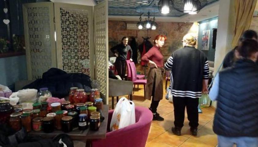 Ukraynada yaşayan Türk aşçı, sığınakta askerler için yemek yapıyor