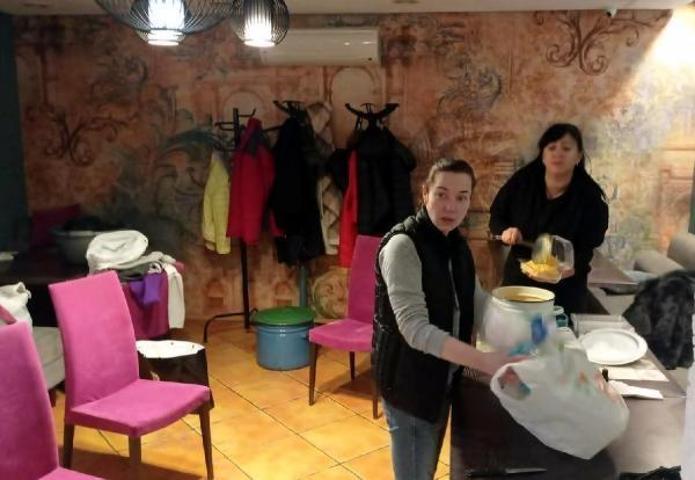 Ukraynada yaşayan Türk aşçı, sığınakta askerler için yemek yapıyor