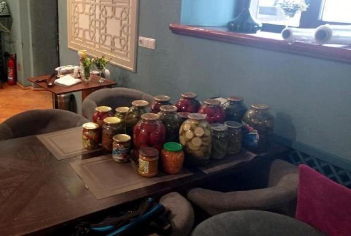 Ukraynada yaşayan Türk aşçı, sığınakta askerler için yemek yapıyor