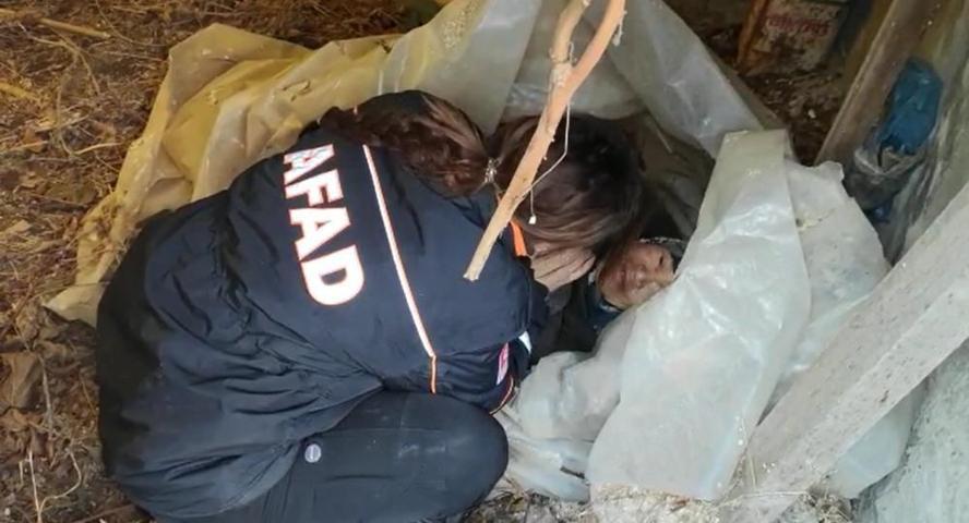Yaşlı kadın donmak üzereyken bulundu, AFAD ekibi ellerini nefesiyle ısıttı