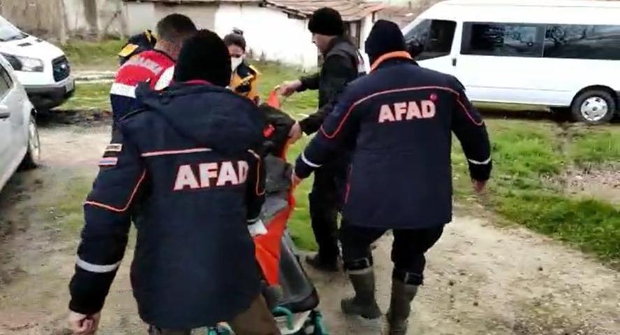 Yaşlı kadın donmak üzereyken bulundu, AFAD ekibi ellerini nefesiyle ısıttı