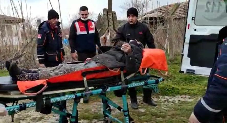 Yaşlı kadın donmak üzereyken bulundu, AFAD ekibi ellerini nefesiyle ısıttı