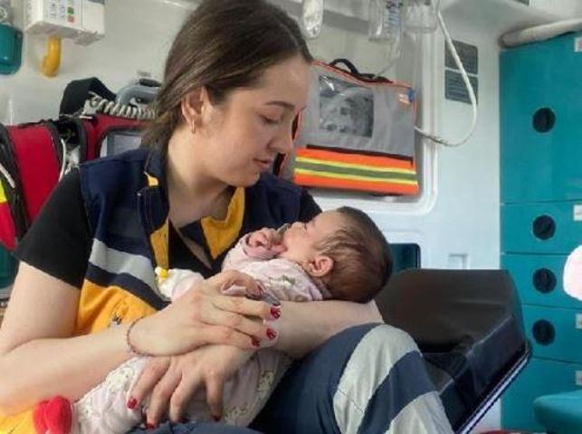 Terk edilmiş bebeğin süt annesi oldu