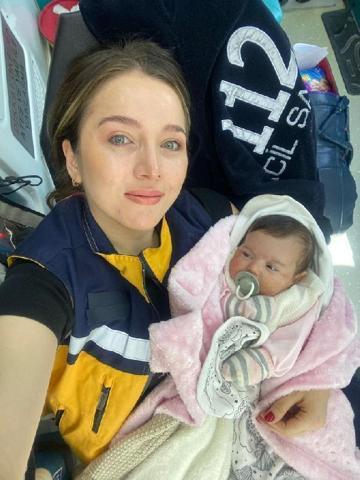 Terk edilmiş bebeğin süt annesi oldu