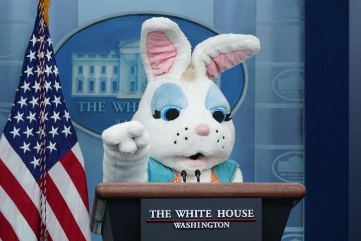 Paskalya kutlamalarından ilginç görüntüler... Tavşan, Joe Biden’ın sözünü kesti Beyaz Saraya sürpriz ziyaret