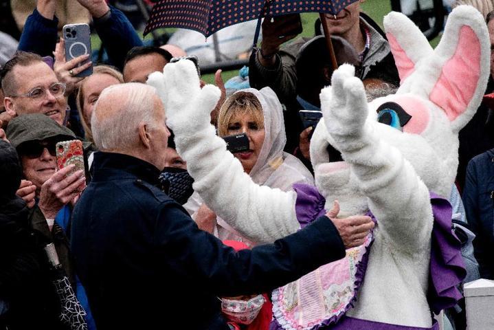 Paskalya kutlamalarından ilginç görüntüler... Tavşan, Joe Biden’ın sözünü kesti Beyaz Saraya sürpriz ziyaret