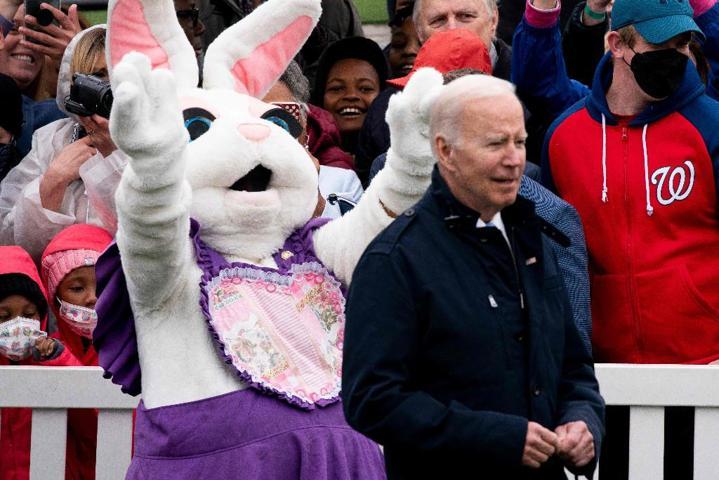 Paskalya kutlamalarından ilginç görüntüler... Tavşan, Joe Biden’ın sözünü kesti Beyaz Saraya sürpriz ziyaret