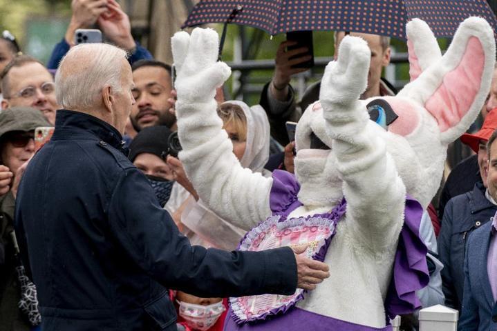 Paskalya kutlamalarından ilginç görüntüler... Tavşan, Joe Biden’ın sözünü kesti Beyaz Saraya sürpriz ziyaret