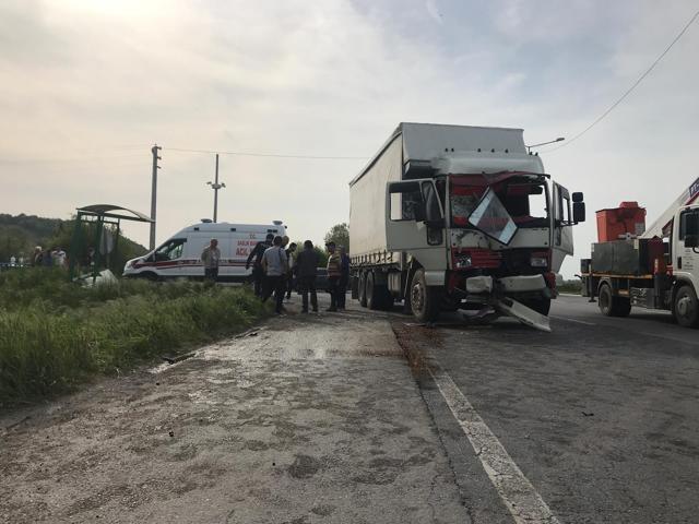 Kamyon, özel halk otobüsüne çarptı: 9 yaralı