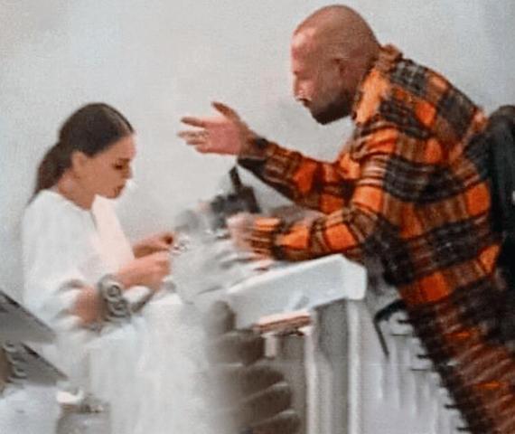 Aslı Enver ayrılık acısını Kıbrısta atıyor