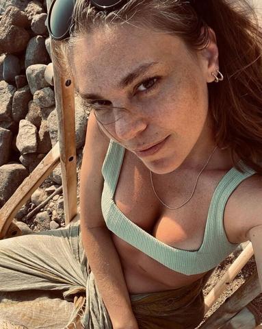 Aslı Enver ayrılık acısını Kıbrısta atıyor