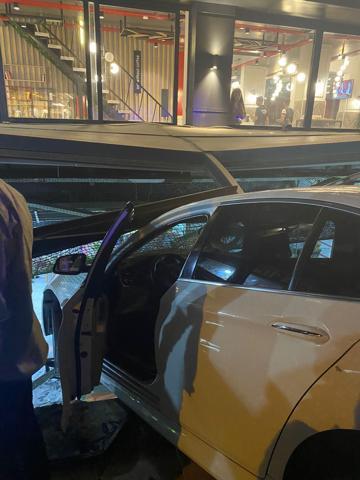 Bir anda kafeye girdi Müşterilere otomobil şoku