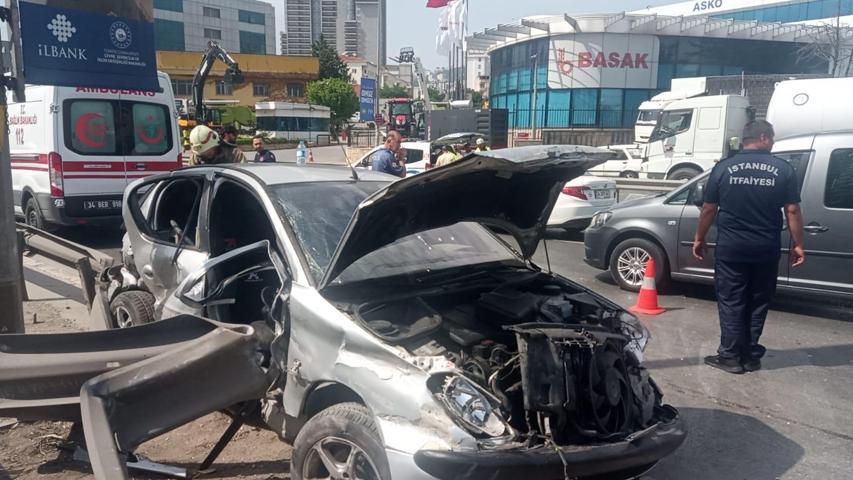 Pendik D-100de iki otomobil çarpıştı: 2 yaralı