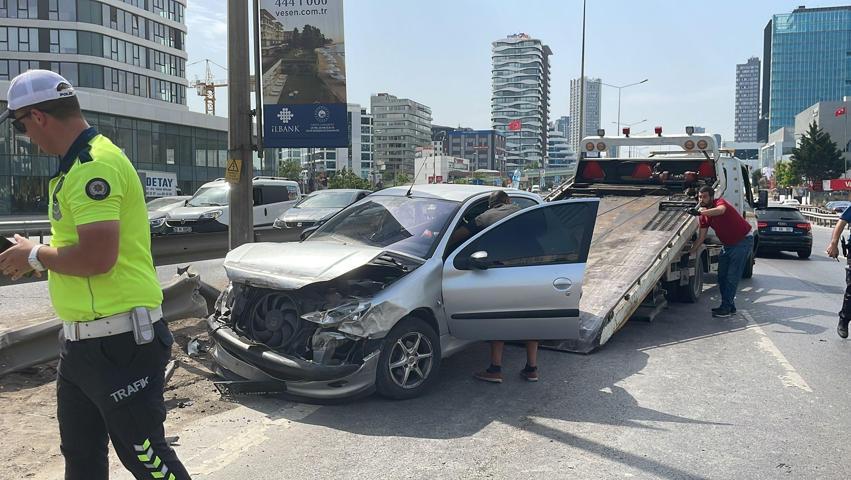 Pendik D-100de iki otomobil çarpıştı: 2 yaralı