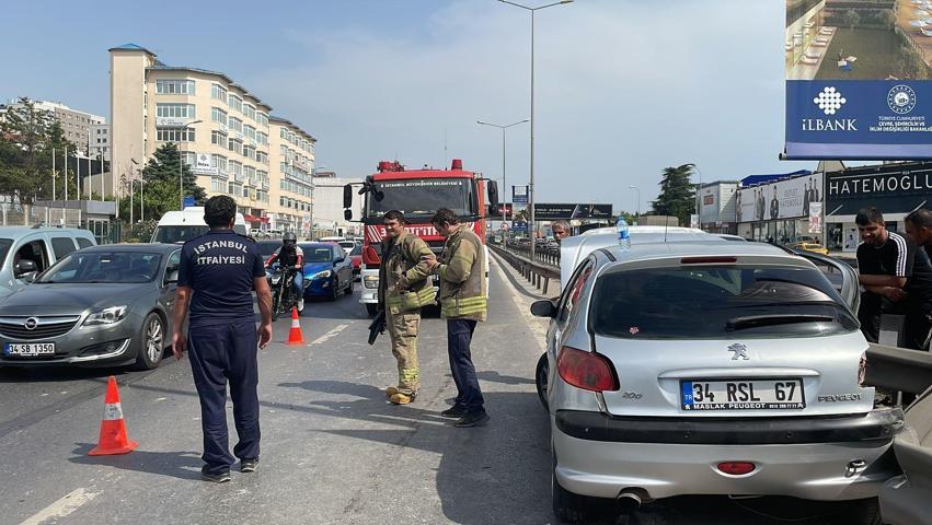 Pendik D-100de iki otomobil çarpıştı: 2 yaralı