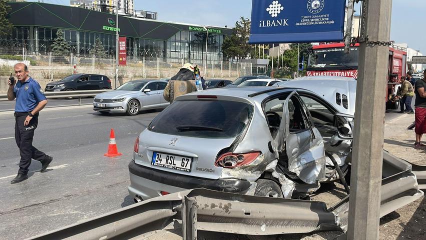 Pendik D-100de iki otomobil çarpıştı: 2 yaralı