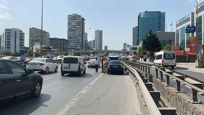 Pendik D-100de iki otomobil çarpıştı: 2 yaralı
