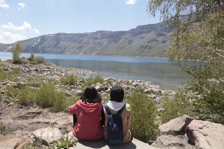 Yeryüzü cenneti Nemrut Krater Gölü ve Kalderası ziyaretçi akınına uğruyor