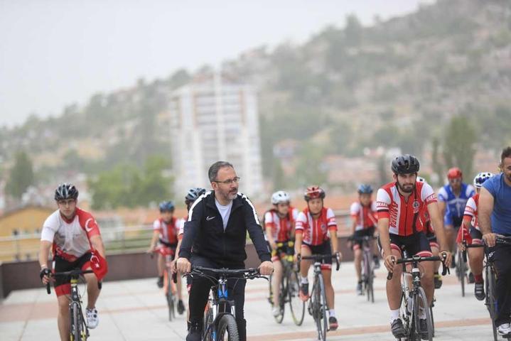 Bakan Kasapoğlu: “Bisiklet sporunun tabana yayılması adına çalışmalarımızı sürdüreceğiz”