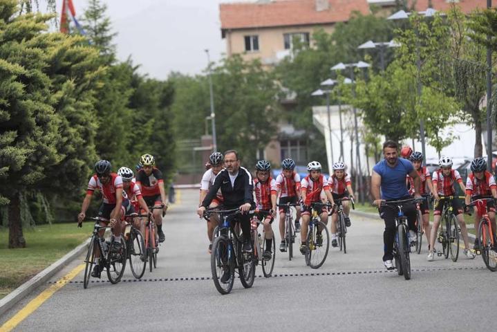 Bakan Kasapoğlu: “Bisiklet sporunun tabana yayılması adına çalışmalarımızı sürdüreceğiz”