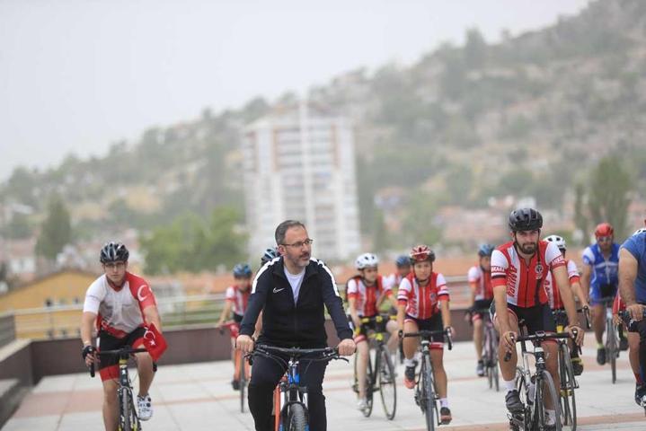 Bakan Kasapoğlu: “Bisiklet sporunun tabana yayılması adına çalışmalarımızı sürdüreceğiz”