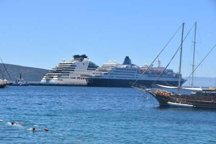 İki dev yolcu gemisi Bodrum’a geldi