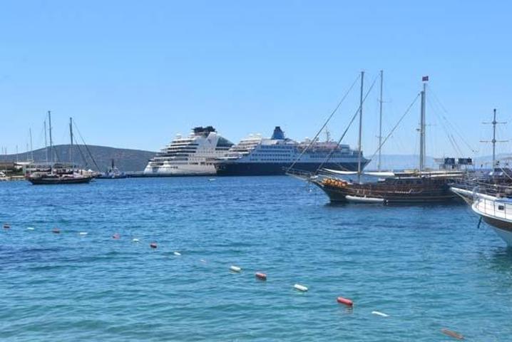 İki dev yolcu gemisi Bodrum’a geldi